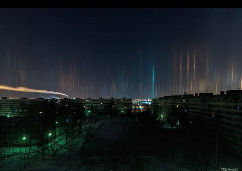 Słupy światła nad Petersburgiem 