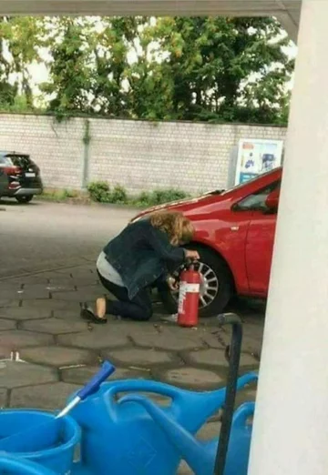 Pompować opony gaśnicą? "Świetny" pomysł 