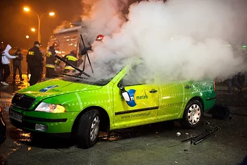 W Warszawie 11 listopada płonęły wozy transmisyjne... (fot. Jakub Czermiński)