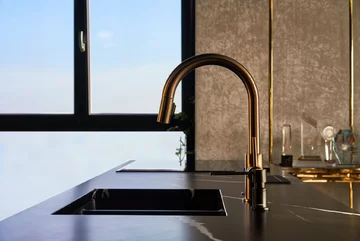 Oto jak mieszka piosenkarka Cleo. Postawiła na elegancką czerń i złoto 