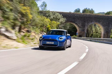 MINI Cooper SE w linii stylistycznej Favoured 