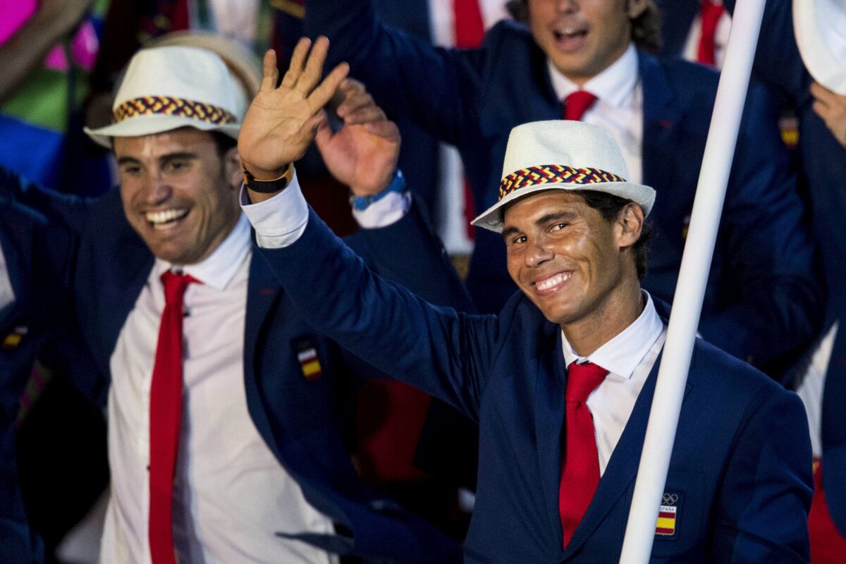 Olimpijczycy z Hiszpanii, na pierwszym planie Rafael Nadal Olimpijczycy z Hiszpanii, na pierwszym planie Rafael Nadal