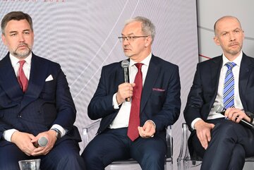 Jerzy Kwieciński, wiceprezes zarządu Banku Pekao S. A. (w środku)