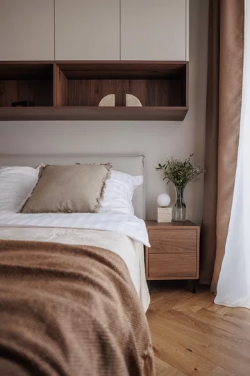 Ciepła kolorystyka, zabudowy na wymiar i inspiracje stylem mid-century modern tworzą wnętrze, które łączy ponadczasową estetykę z codzienną funkcjonalnością 
