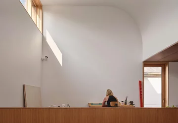 Z pozoru surowy, w środku pełen światła, projekt Williamson Williamson 