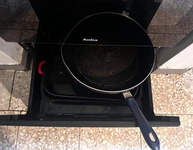 Miniatura: Większość trzyma tam patelnie i blachy. A...