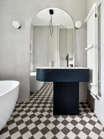 Apartament na Mokotowie zaprojektowany przez Agatę Kasprzyk-Olszewską z Loft Factory łączy codzienną funkcjonalność z francuską elegancją 