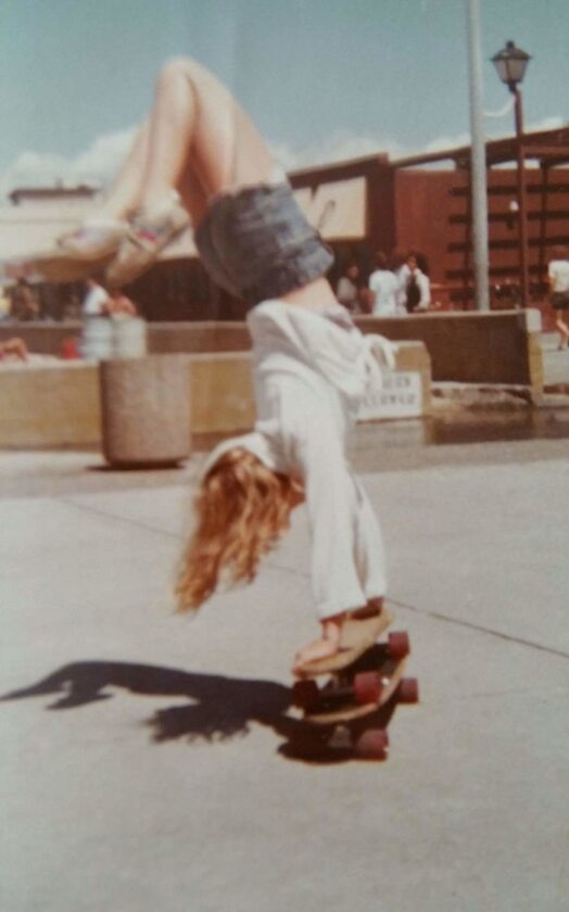 4. "Moja mama robi >>handstand<< na dwóch deskorolkach w roku 1980".