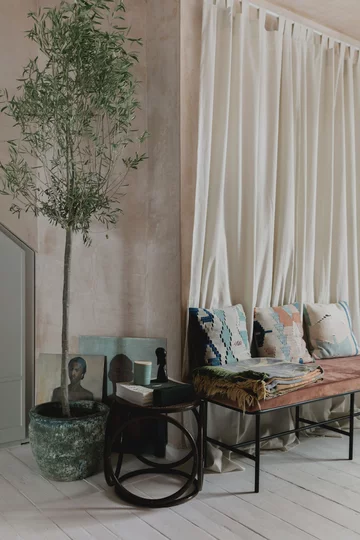 Śródziemnomorski klimat w pochmurnym Londynie, projekt Red Deer downloadfor.press, red deer