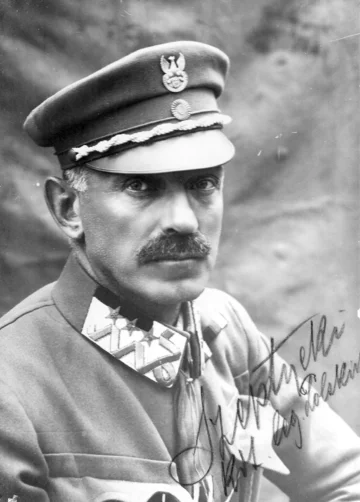 Stanisław Szeptycki W trakcie I wojny światowej członek Legionów Polskich, w latach 1919-1920 szef Sztabu Generalnego Wojska Polskiego. Po wybuchu wojny polsko-bolszewickiej dowodził Frontem Litewsko-Białoruskim oraz... Frontem Szeptyckiego, czyli Północnym. Z obowiązków musiał jednak zrezygnować ze względów zdrowotnych, a także z powodu konfliktu z Piłsudskim. Zmarł w 1950 r.