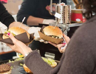 „Jedz, aby pomóc”: z powodu COVID-19 będą dopłacać do hamburgerów w...