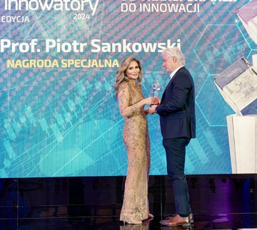 Katarzyna Gintrowska, prezes PMPG Polskie Media wręcza nagrodę specjalną prof. Piotrowi Sankowskiemu