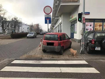 Przykład niewłaściwego parkowania w Warszawie 