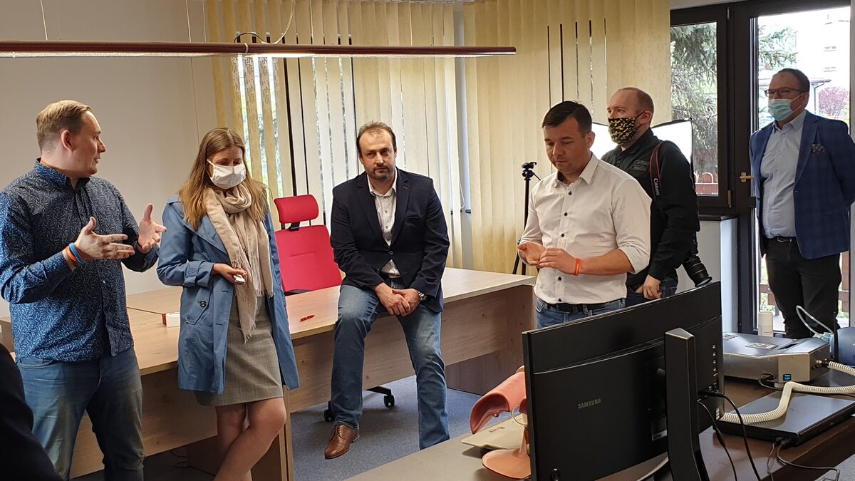 Dr Klaudiusz Nadolny oraz mgr Michał Kucap przedstawiają realne medyczne korzysci jakie może zapewnić telemetria w medycynie. TELEMETRIA W WALCE Z COVID19!