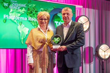 Grzegorz Tomasik (z prawej) oraz&nbsp;wręczająca nagrodę Małgorzata Rejmer, prezes zarządu Kancelarii LEX