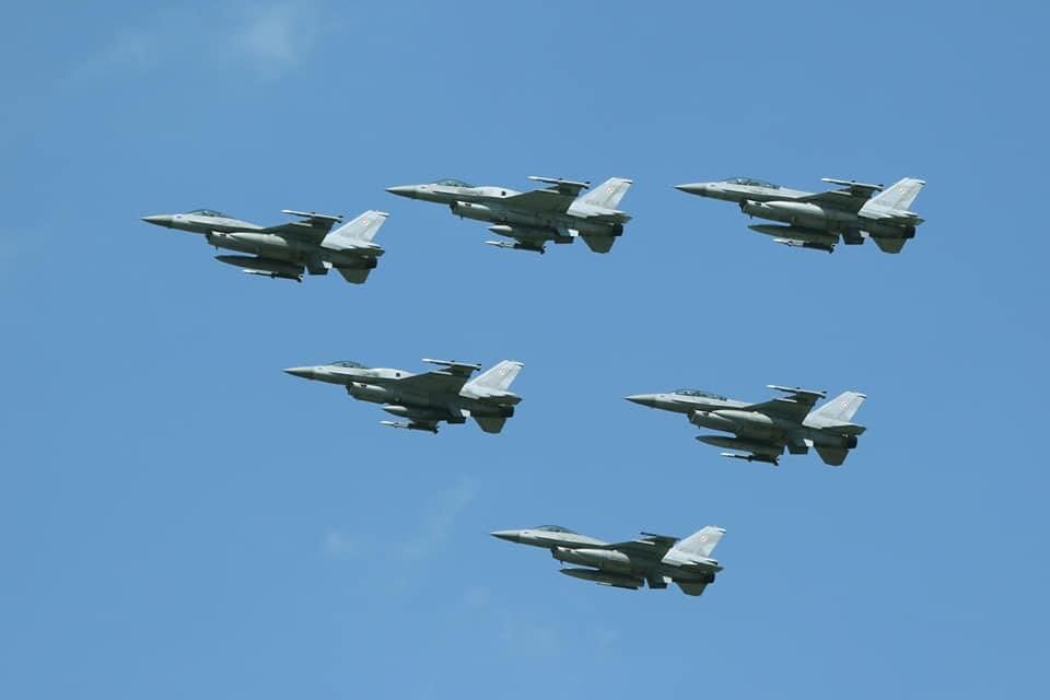 Nad Warszawą pojawiły się polskie i amerykańskie F-16 