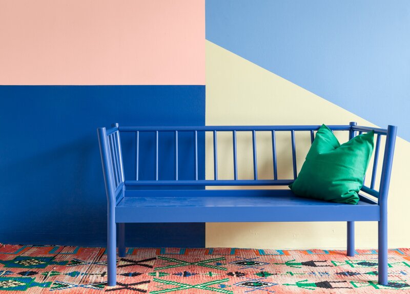 Szafir. Wnętrzarski trend 2026. Na zdjęciu: Tikkurila Optiva Matt 5_kolory H320 Magnolia, M354 Macaw, J356 Sky, F392 Cocoa butter