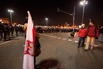 Ok. godziny 17 "Marsz Niepodległości" został rozwiązany przez organizatorów... (fot. Jakub Czermiński)