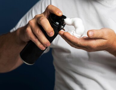 Miniatura: Wyciśnij porcję na szczotkę i wyszoruj WC....