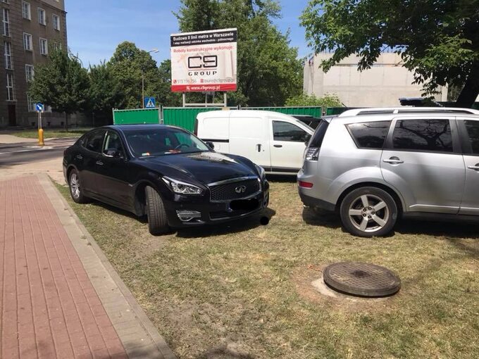 Samochód zaparkowany przez wiceburmistrza Pragi-Północ Zbigniewa Cierpisza