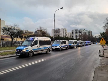 Policja przed budynkiem TVP 