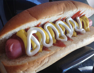 Miniatura: Hot dog w 8,7 sekundy. Amerykanin pobił...