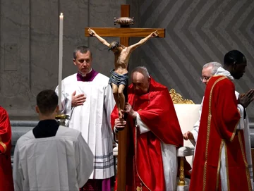 Papież Franciszek podczas mszy z okazji Wielkiego Piątku 