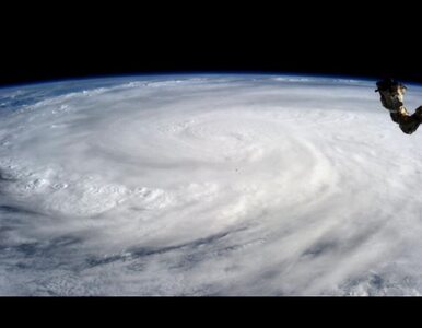 Miniatura: Tajfun zniszczył lotniska. Pomoc czeka w...