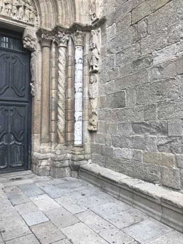 Zniszczona rzeźba w Santiago de Compostela 