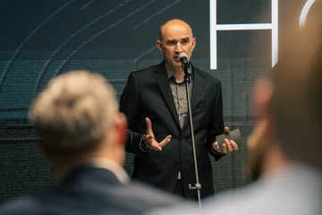 Jubileusz 21-lecia HOLA Design był okazją do spotkania przedstawicieli świata architektury, designu, sztuki i rynku nieruchomości. Wieczór zainaugurował nowy cykl wydarzeń poświęconych współczesnej architekturze, wzornictwu i stylowi życia 