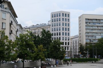 Plac Politechniki 4&nbsp;to&nbsp;kameralny apartamentowiec zaprojektowany przez pracownię WXCA, kt&oacute;ry uzupełnił historyczną zabudowę jednego z&nbsp;najbardziej reprezentacyjnych plac&oacute;w Warszawy
