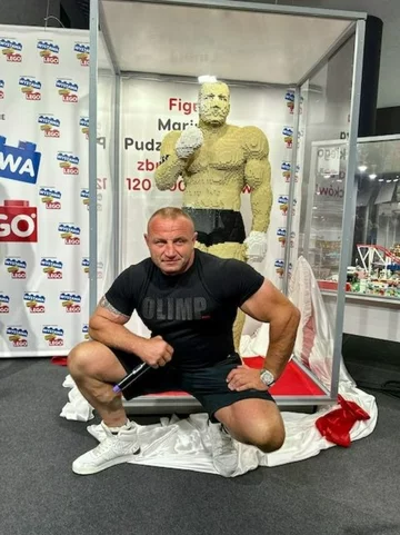 Mariusz Pudzianowski i jego figura z klocków Lego 