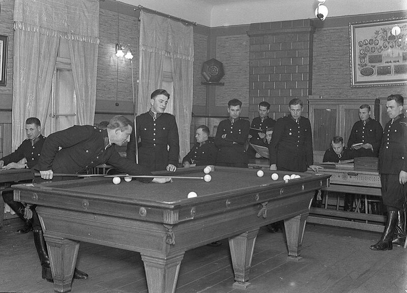 Młodzi policjanci grają w bilard (1934) 