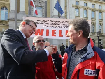 Polityk Solidarnej Polski Tadeusz Cymański wśród manifestujących przed KPRM (fot. PAP/Paweł Supernak)