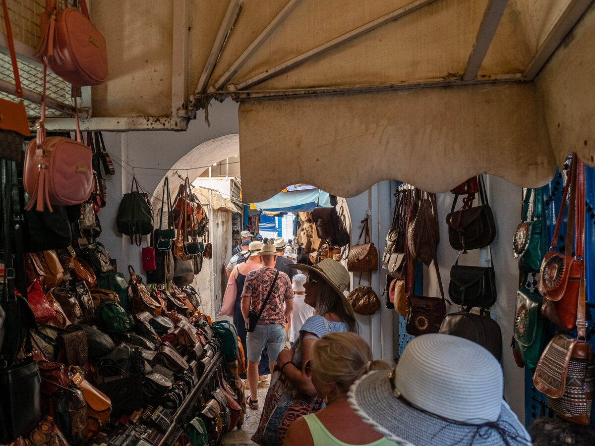 Bazar w Sidi Bou Said Jedno z głównych wejść do zabytkowej części Sidi Bou Said prowadzi przez bazar, na którym można kupić m.in. wyroby ze skóry. Handlarze tutaj są inni niż ci, których można spotkać w większości medin. Nie są tak nachalni, dzięki czemu zakupy na ich kramach są o wiele przyjemniejsze.