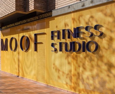 Miniatura: Wnętrza klubu fitness autorstwa Canobardin...