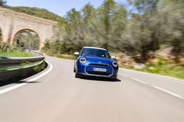 MINI Cooper SE w linii stylistycznej Favoured 