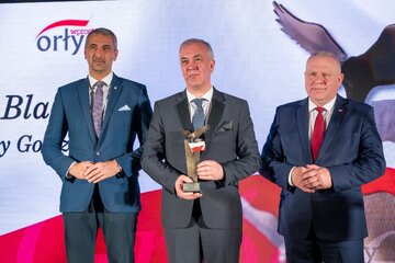 Lesław Blach (pośrodku) oraz&nbsp;wręczający nagrodę: Marek Pęk, Wicemarszałek Senatu oraz&nbsp;Ryszard Pagacz, Wicewojewoda Małopolski