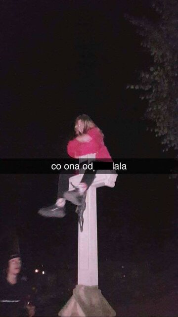 Nastolatka wdrapała się na&nbsp;krzyż
