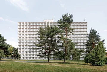 Dawny hotel robotniczy w Koszycach odzyskał modernistyczną godność, projekt  Atrium Architekti 