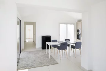 Jak się ukryć przed spojrzeniami sąsiadów? Dom na małą działkę projektu Artelabo V2com, 2524-01, mały domek, bez okien