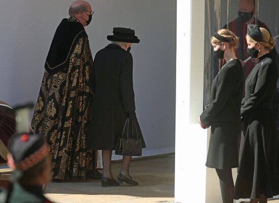 Miniatura: Królowa Elżbieta II i inni żałobnicy na...