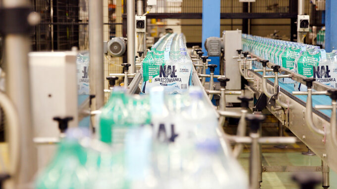 Produkcja naturalnej wody mineralnej Nałęczowianka w butelkach wykonanych z udziałem PET z recyklingu