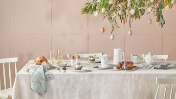 Stroik z pisanek. Wieszanie ich na zielonych gałązkach ma w Polsce długą tradycję Pisanki