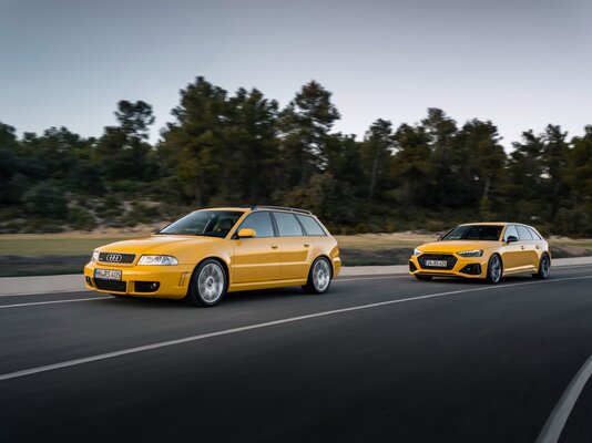 Miniatura: Audi RS 4 Avant edition 25 years