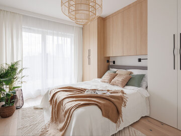 Przytulna sypialnia w&nbsp;stylu japandi. Urody dodają wnętrzu rośliny w&nbsp;dekoracyjnych koszach, projekt Decoroom