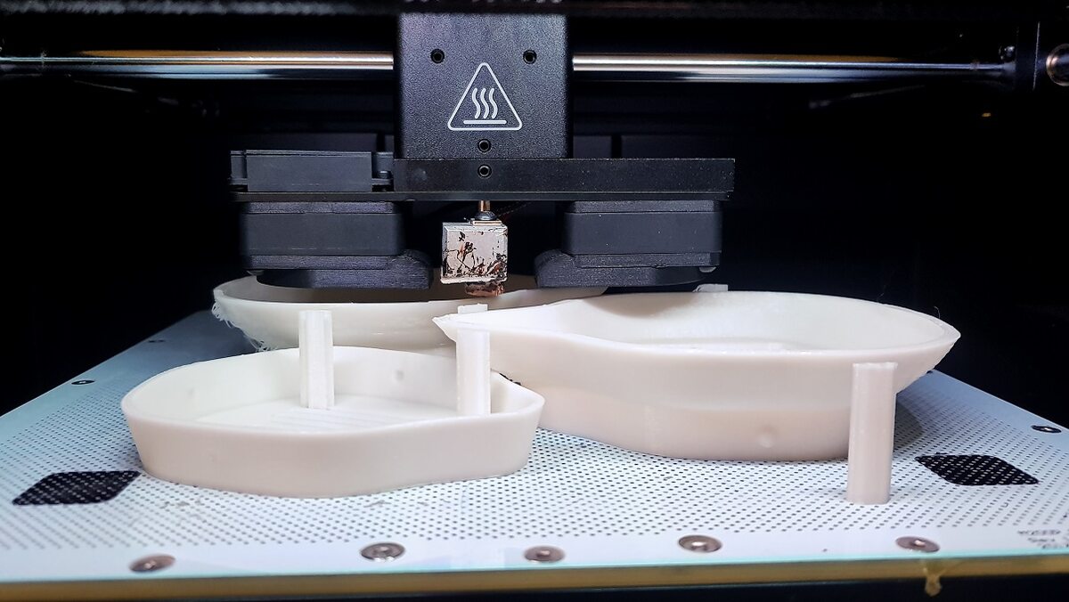 Maseczki i przyłbice produkowane na drukarkach 3D polskiej firmy Zortrax 