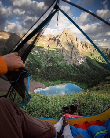 Przezroczysty namiot wpisujący się w trend „transparent camping” 