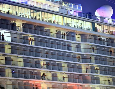 Miniatura: Sześć „złotych klatek” na wodzie. Wojna...