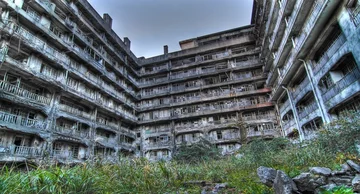 Wyspa Hashima w Japonii (fot. epicdash.com)